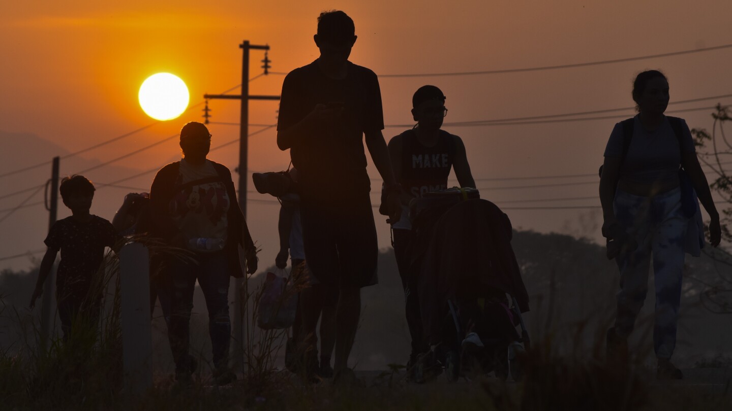 АРИЯГА Мексико AP — Керван от около 2000 мигранти в