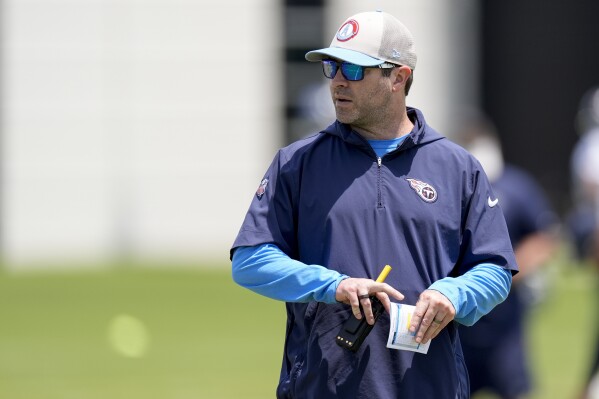 Tennessee Titans head coach Brian Callahan watches during NFL football practice Wednesday, May 29, 2024, in Nashville, Tenn. (AP Photo/George Walker IV)