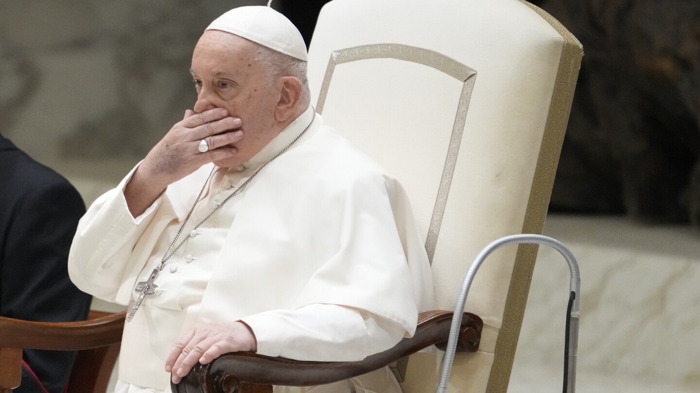 Le pape François, malade, apparaît lors d’une audience hebdomadaire mais dit qu’il ne va pas bien et a un assistant pour lire le discours