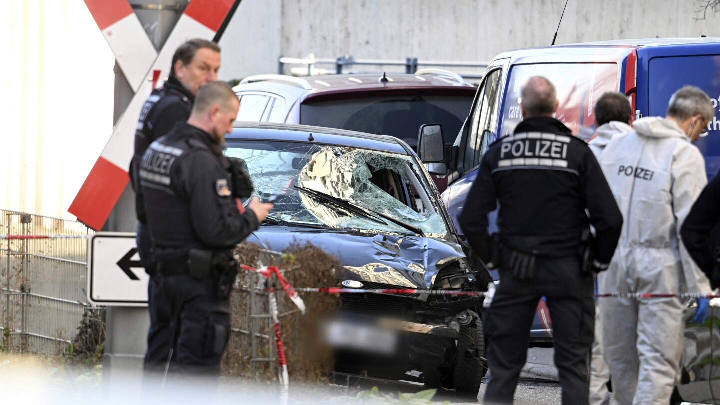 Auto embiste contra multitud en oeste de Alemania; hay un muerto y varios heridos