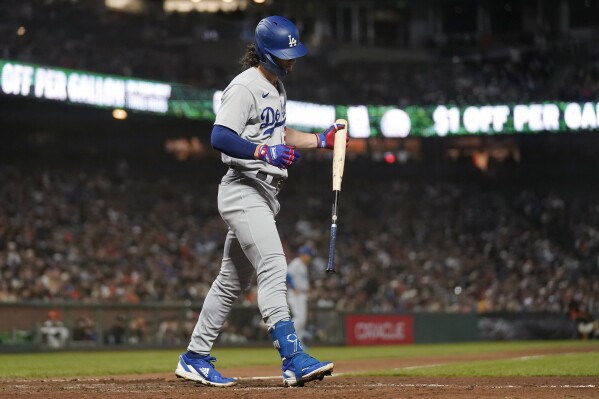 Giants beat Dodgers on walk-off throwing error in extras