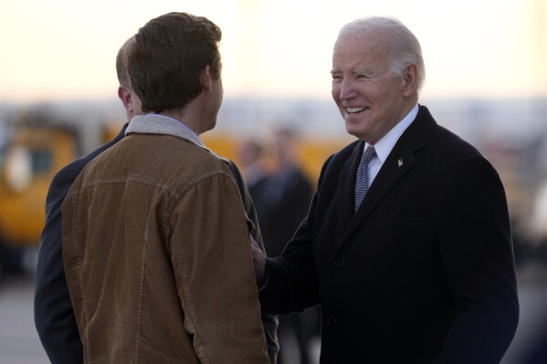 Biden apunta a la representante Lauren Boebert durante una visita a su distrito