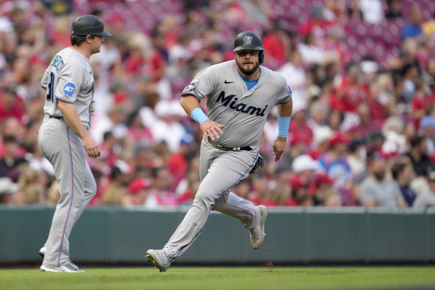 Report: Padres, Marlins looking to sign Johnny Cueto; Reds also interested