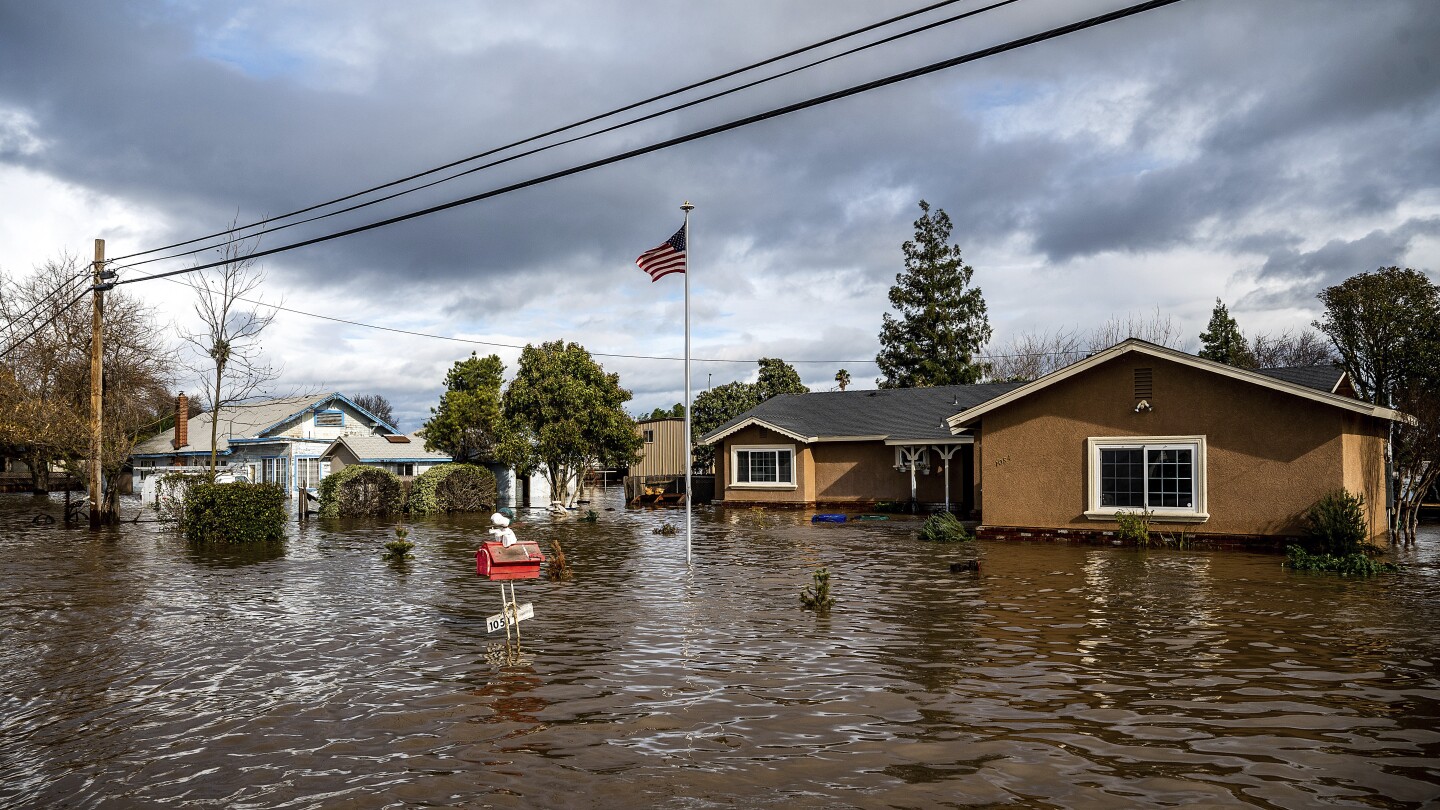 ST ЛУИС AP — Наводненията карат милиони хора да се
