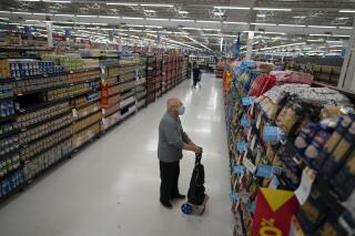 ARCHIVO - Un hombre compra en un supermercado en Buenos Aires, Argentina, el 18 de octubre de 2021. (AP Foto/Victor R. Caivano, Archivo)