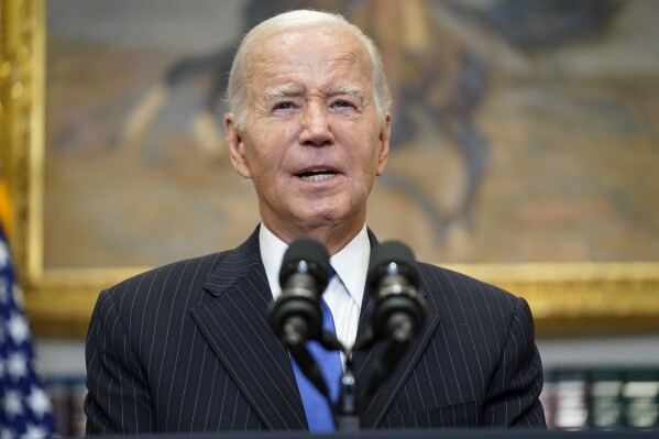 ARCHIVO - El presidente Joe Biden habla en la Casa Blanca, 6 de octubre de 2023. Biden deploró el "espantoso asalto" de Hamas a Israel y dijo que Estados Unidos estaba preparado para enviar ayuda, sábado 7 de octubre de 2023. (AP Foto/Evan Vucci, File)