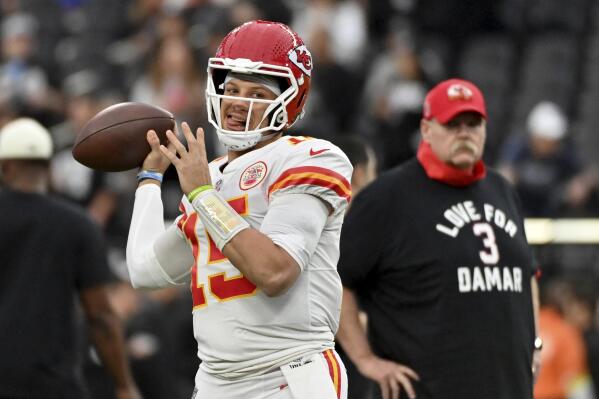 Mahomes throws for 3 TDs, Chiefs overwhelm Buccaneers 41-31