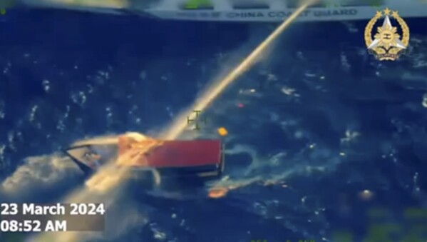 Trong màn hình này lấy từ video do Lực lượng Vũ trang Philippines cung cấp, một tàu bảo vệ bờ biển Trung Quốc sử dụng vòi rồng tấn công tàu tiếp tế Unaizah của Philippines vào ngày 4 tháng 5 khi tàu này tiếp cận Bãi cạn Second Thomas, địa phương gọi là bãi cạn Ayungin, tại Biển Đông đang tranh chấp vào ngày 4 tháng 5. Thứ bảy, ngày 23 tháng 3 năm 2024. (Lực lượng vũ trang Philippines qua AP)