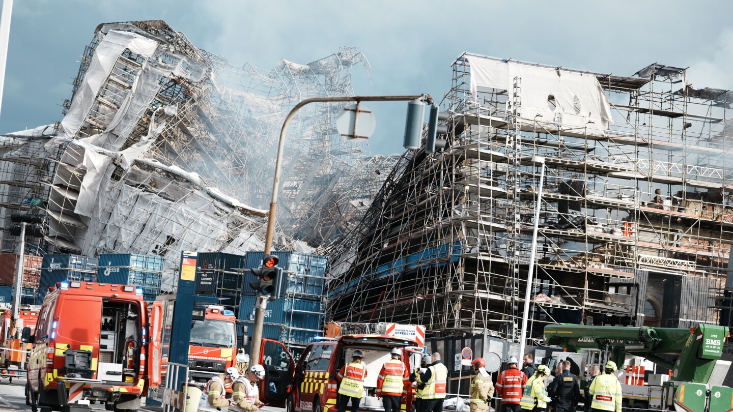Пожарникарите ще се справят със скелето, висящо извън руините на опустошената от пожар датска забележителност