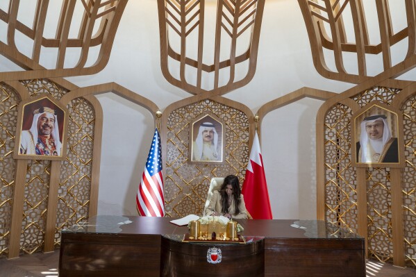 کریستی نوم ، وزیر امنیت میهن ، کتاب مهمان را پس از دیدار با ژنرال شیخ رشید بن عبدالله الخالیفا ، یکشنبه ، 25 مه 2025 ، در مناما ، بحرین ، کتاب مهمان را امضا می کند. (عکس AP/الکس براندون ، استخر)