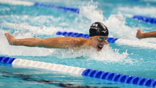 Carson Foster nada en camino a ganar el combinado de 400 metros masculino en la competencia de natación de los Nacionales de EE. UU. en Indianápolis el jueves 29 de junio de 2023. (AP Photo/Michael Conroy)