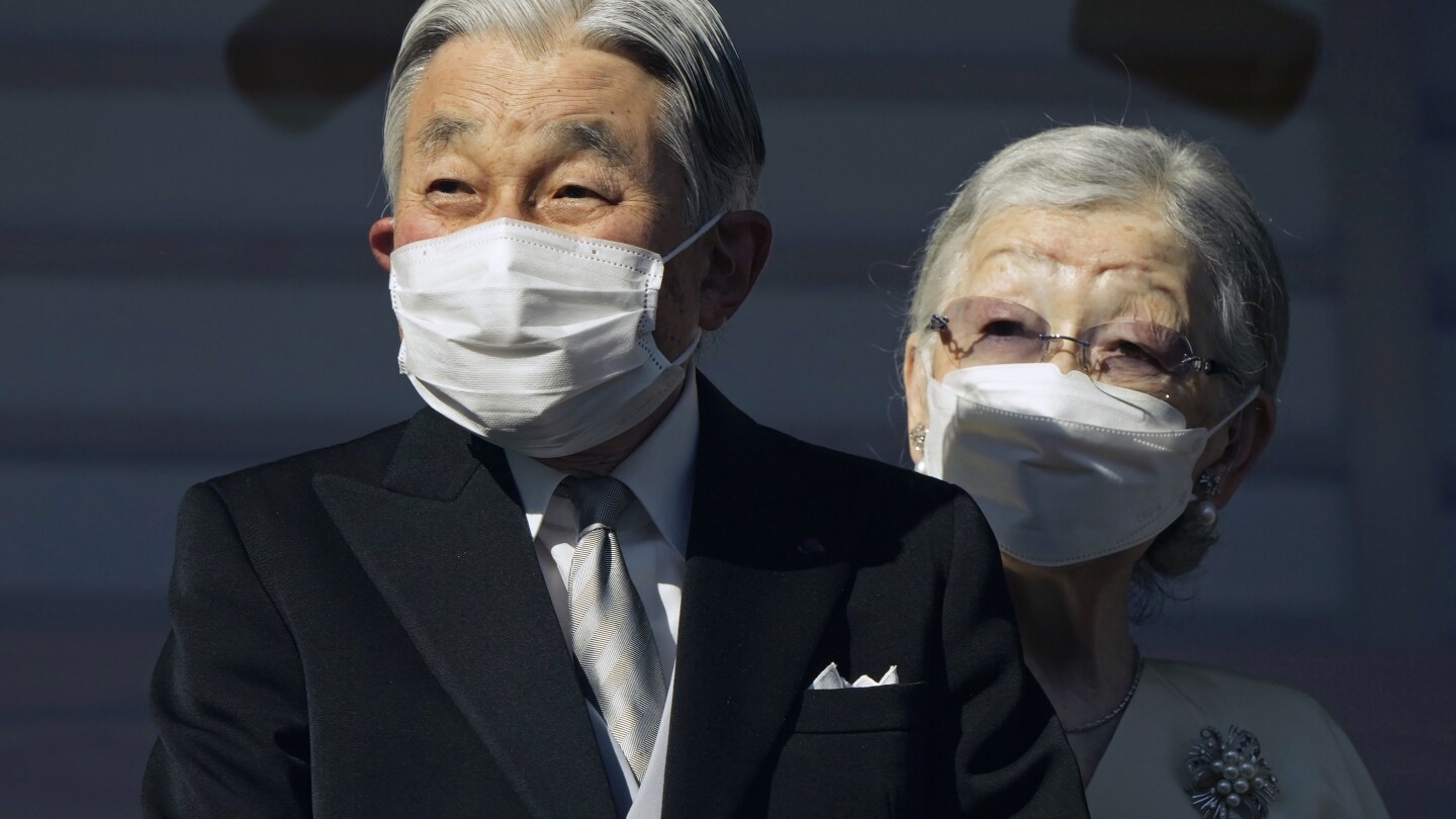 Japan's retired former emperor is to be hospitalized for heart tests, Japanese media say
