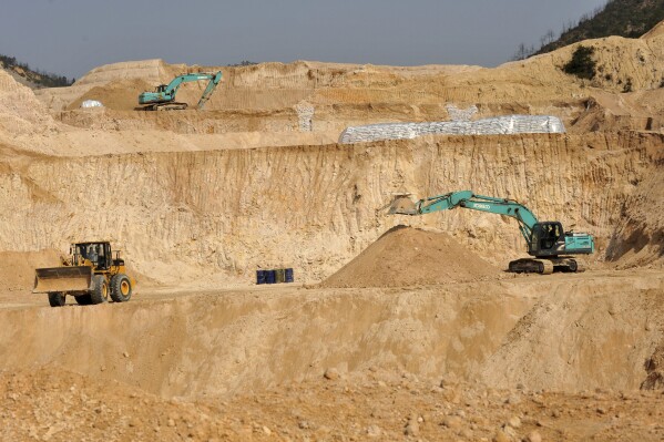 Workers use machines to dig in a mine of rare earths in the county of Ganxian in the province of Jiangxi de la China Centrale on December 30, 2010. (Chinatopix via AP)