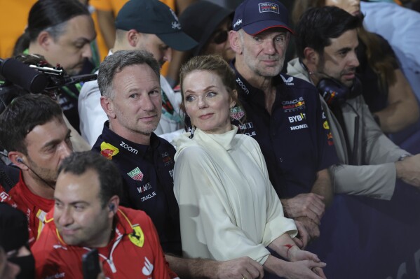 2024年3月9日，星期六，在沙特阿拉伯吉达Corniche Circuit举行的一级方程式沙特站大奖赛后，红牛队负责人克里斯蒂安·霍纳（Christian Horner）与妻子吉里·阿利维尔（Geri Alliwell）并肩站着。（美联社照片/朱塞佩·卡塞斯/普尔）