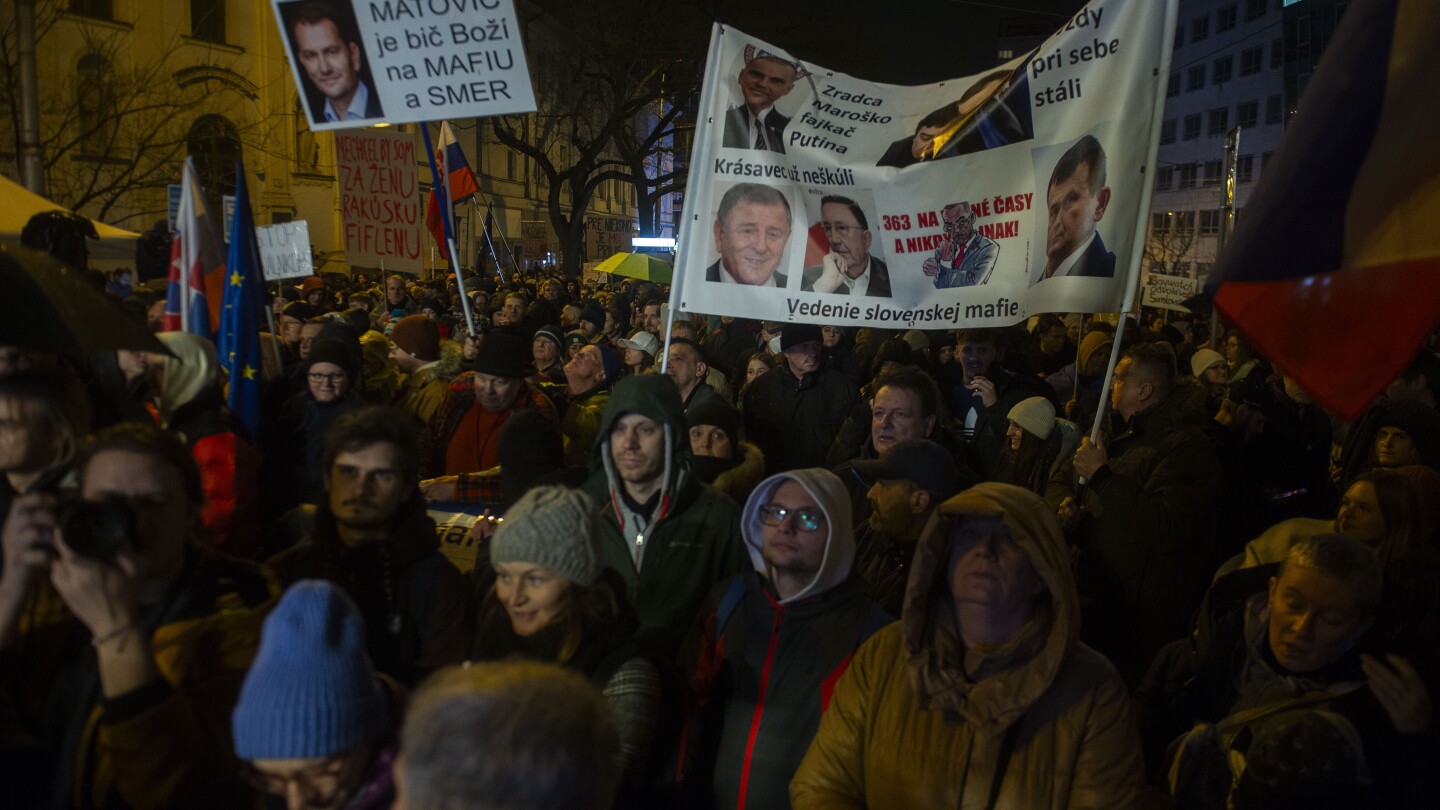 Photo of Proti plánu vlády na zatvorenie špeciálnej prokuratúry sa na Slovensku zišli tisíce ľudí