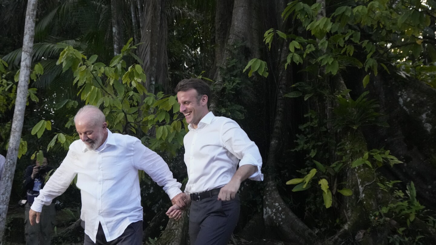 Френският президент Макрон прегръща бразилката Лула – и мемовете, които се подиграват на тяхната „сватба“