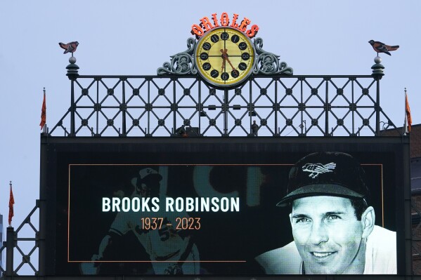 Un mensaje en la pantalla gigante de Camden Yards muestra la imagen de Brooks Robinson, fallecido el martes 26 de septiembre de 2023 (AP Foto/Julio Cortez)