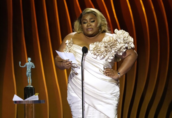 Da'vine Joy Randolph recebe o prêmio de Melhor Performance de Atriz Coadjuvante "Lacaios" Durante o 30º Screen Actors Guild Awards anual no sábado, 24 de fevereiro de 2024, no Shrine Auditorium em Los Angeles.  (Foto AP/Chris Pizzello)