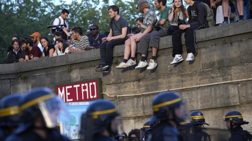 La policía patrulla mientras los jóvenes se reúnen en la plaza de la Concordia durante una protesta en París, Francia, el viernes 30 de junio de 2023. El presidente francés, Emmanuel Macron, instó el viernes a los padres a mantener a los adolescentes en casa y propuso restricciones en las redes sociales para sofocar los disturbios que se extendieron por Francia por la fatalidad. tiroteo policial de un conductor de 17 años.  (Foto AP/Lewis Joly)