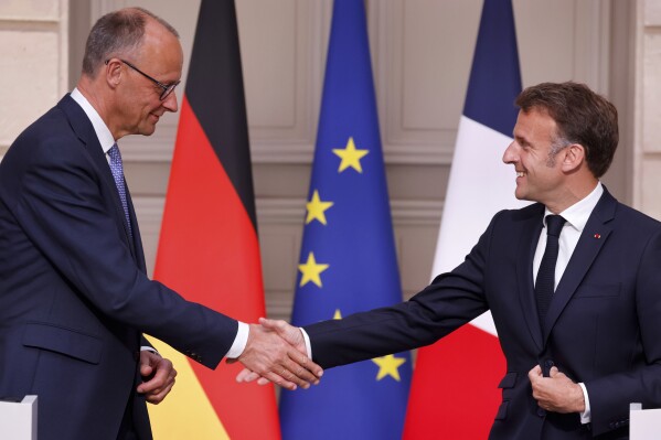 German Chancellor Friedrich Merz, left, and French President Emmanuel Macron shake hands at the end of a joint press conference following their meeting at the Elysee palace in Paris Wednesday, May 7, 2025.(Ludovic Marin, Pool via AP)