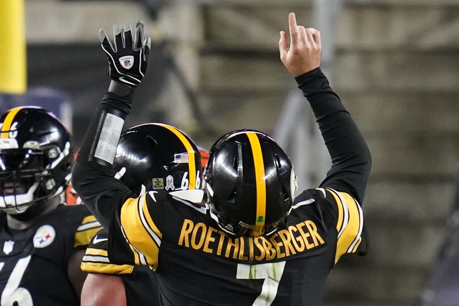 Unbeaten Steelers still on top of AP Pro32 poll