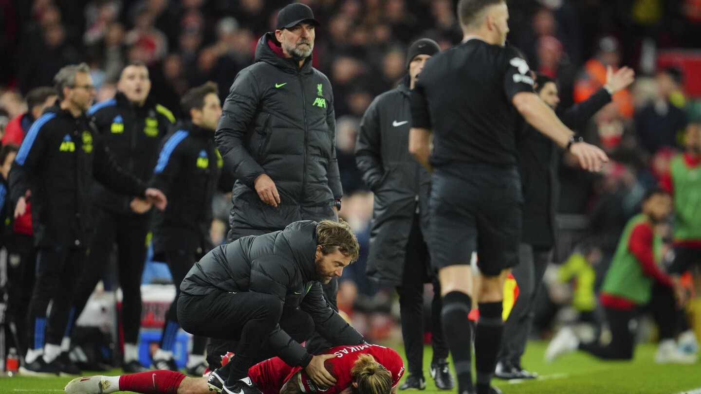 Защитникът на Ливърпул Цимикас се нарани след сблъсък с Клоп в мача срещу Арсенал