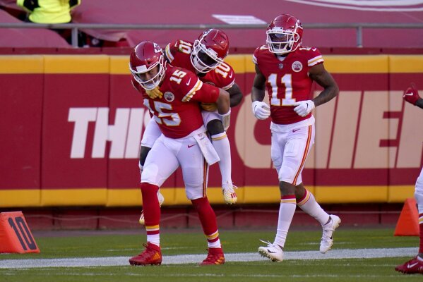 Patrick Mahomes finds four receivers for touchdowns in red zone drills