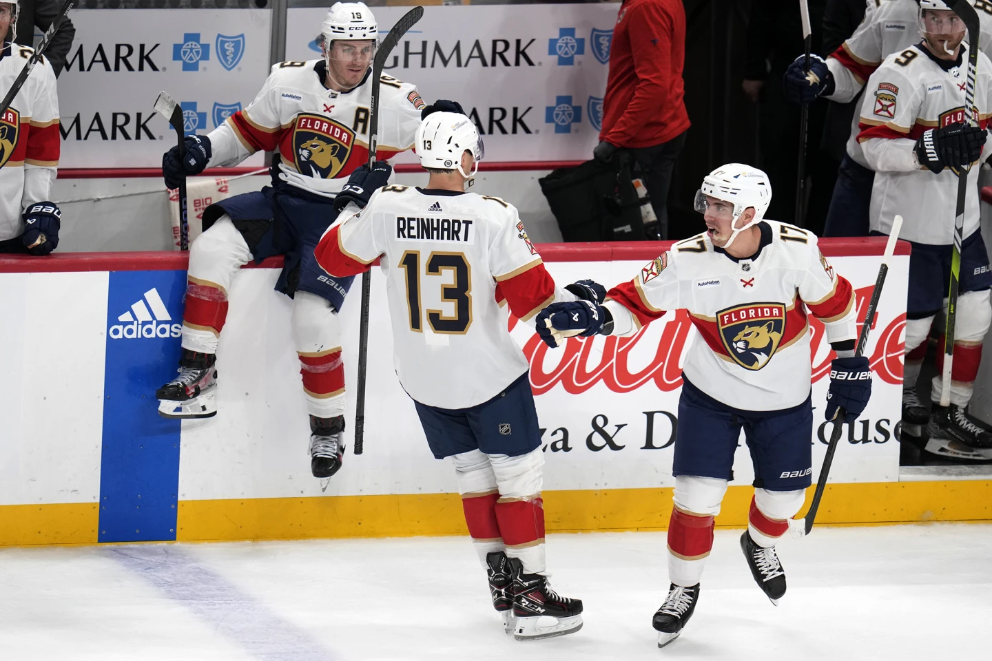 NHL巴科夫和莱因哈特在点球大战中得分，黑豹队以 3-2 战胜企鹅队