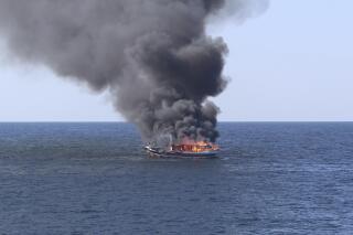 En esta imagen distribuida por la Marina de Estados Unidos, una embarcación tradicional dhow, empleada supuestamente para el narcotráfico, arde en el Golfo de Omán, el 15 de diciembre de 2021. (Marina de EEUU vía AP)