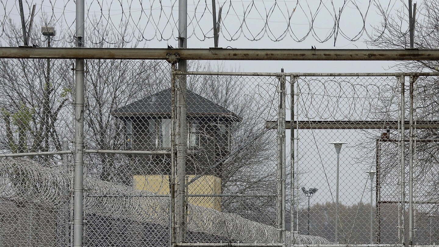 Частна компания за здравни грижи в затворите, обвинена в некачествени грижи, получи нов договор в Илинойс