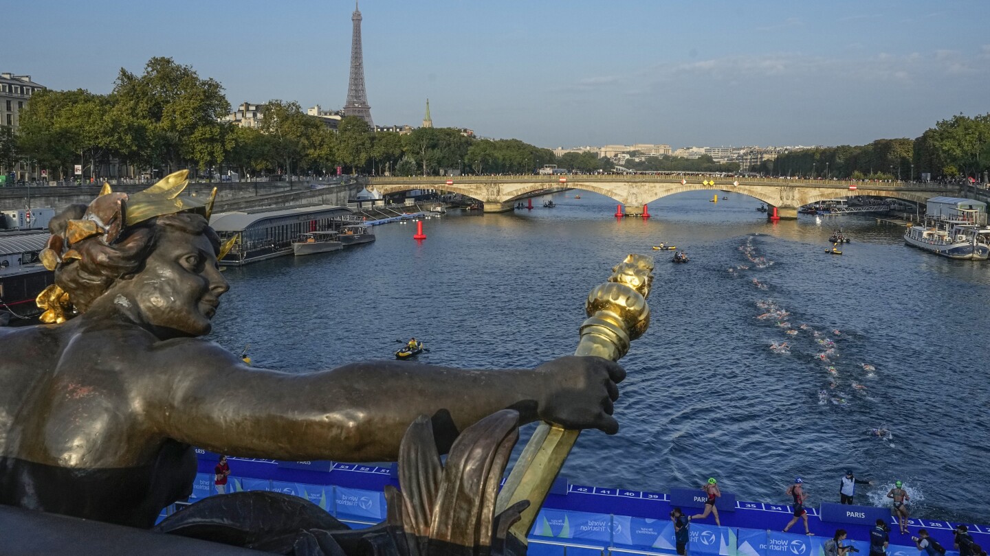 ПАРИЖ AP — Водата в река Сена имаше опасни повишени