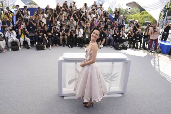 Zoey Deutch poses for photographers at the photo call for the film 'Nouvelle Vague' at the 78th international film festival, Cannes, southern France, Sunday, May 18, 2025. (AP Photo/Natacha Pisarenko)