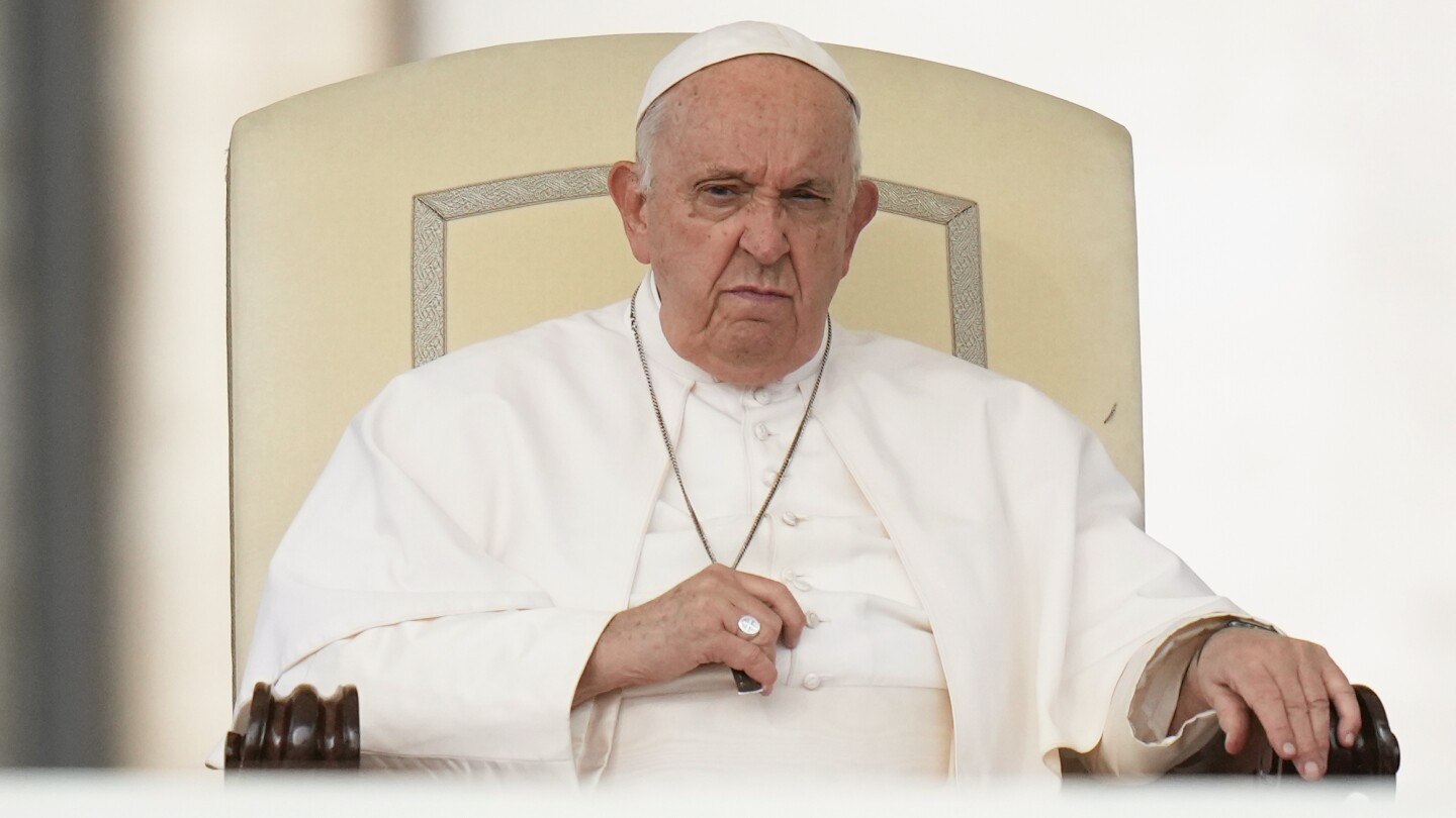 Обвиняемият в процеса на Ватикана завежда дело пред ООН, обвинява папата в нарушаване на правата му с наблюдение