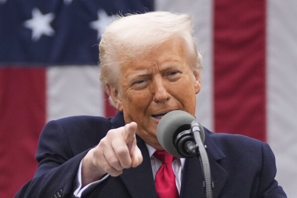 El presidente Donald Trump habla durante un evento para anunciar nuevos aranceles en el Jardín de Rosas de la Casa Blanca, el miércoles 2 de abril de 2025, en Washington. (Foto AP/Mark Schiefelbein, archivo)