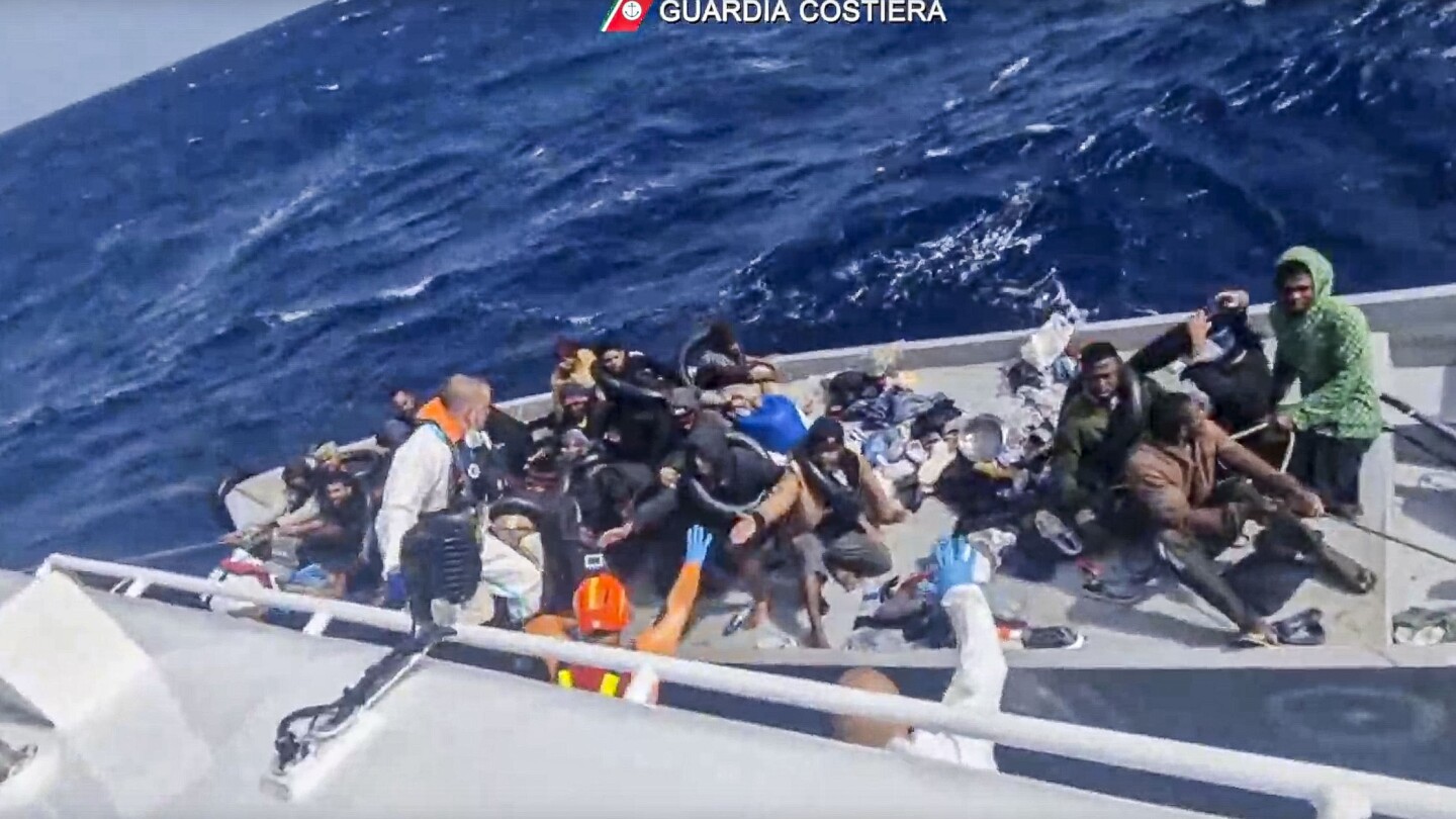 МИЛАНО АП — Италианската брегова охрана спаси 22 души и