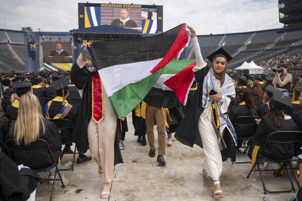 Manifestantes propalestinos protestan durante la ceremonia de graduación de la Universidad de Michigan, en Ann Arbor, Michigan, el sábado 4 de mayo de 2024. (Katy Kildee/Detroit News vía AP)