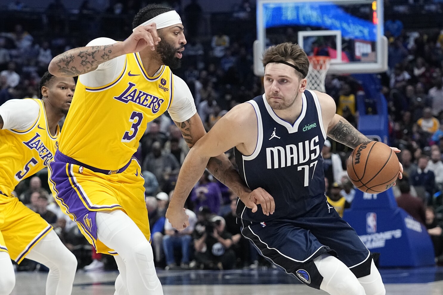 NBA trade: Doncic heads to Lakers, Davis goes to the Mavs | AP News