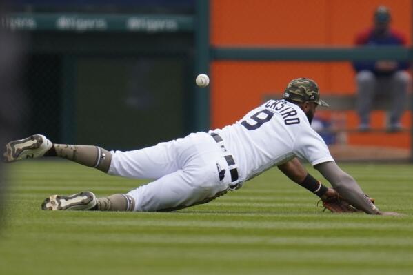 Hendricks takes shutout into 9th, Cubs beat Tigers 5-1