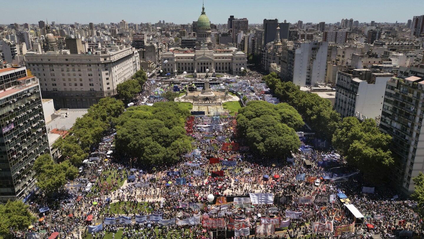 Аржентинският Милей е изправен пред обща стачка в началото на президентството си, което подлага на изпитание решимостта му