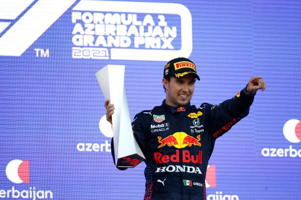 Sergio Pérez de Red Bull celebra en el podio su victoria en Gran Premio de Azerbaiyán, el domingo 6 de junio de 2021, en Bakú. (Maxim Shemetov, Pool via AP)