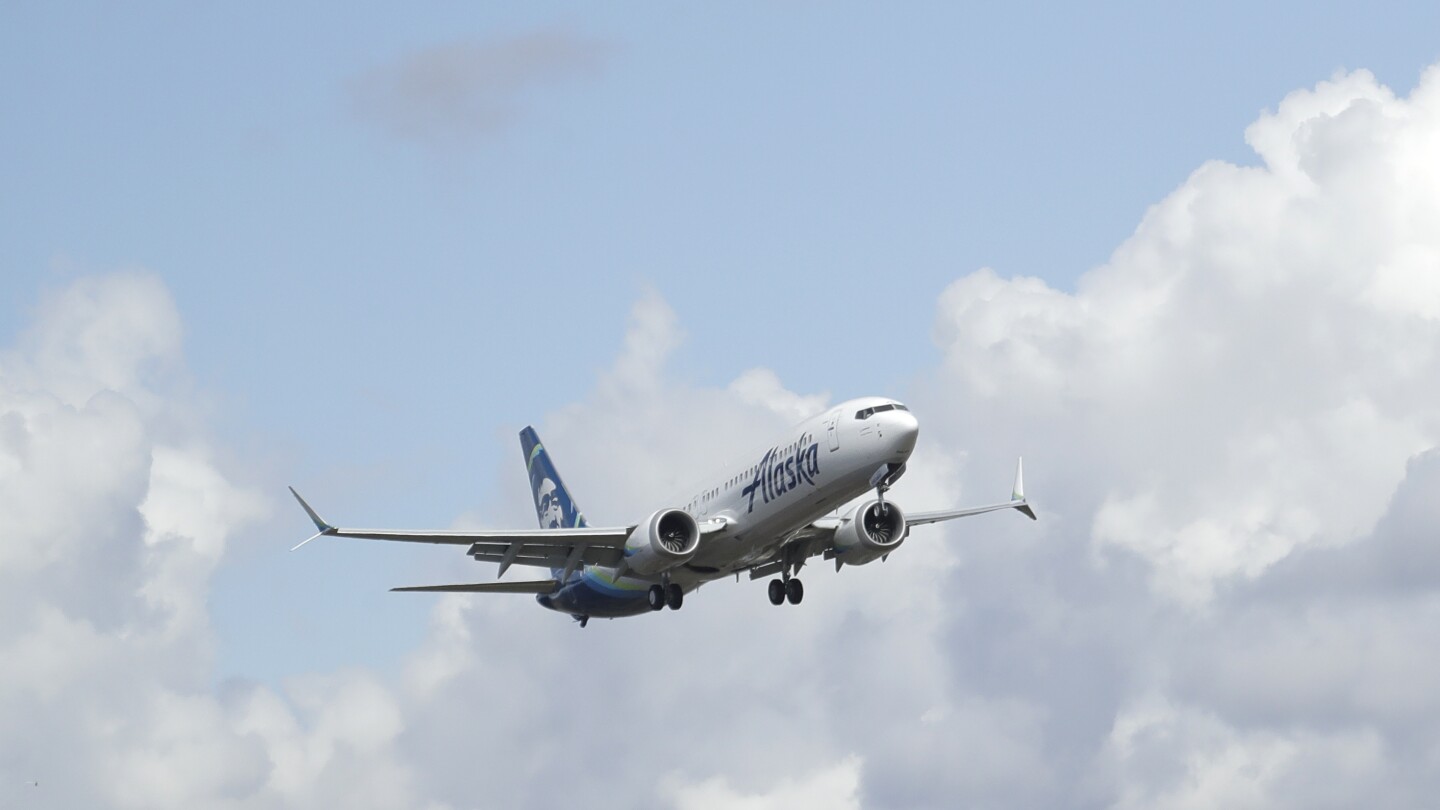 Boeing е изправен пред нови въпроси относно 737 Max, след като самолет получи дупка в страната си