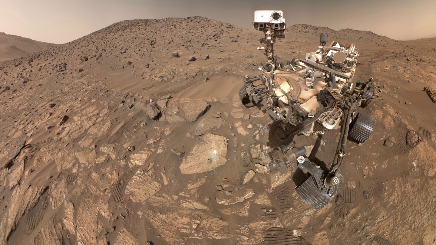 Il rover Perseverance della NASA inizia una ripida salita verso il bordo di un cratere vulcanico su Marte