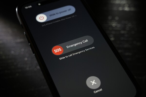 Un botón usado para comunicarse al servicio de emergencias es mostrado en un celular, el jueves 18 de abril de 2024, en St. Louis. (AP Foto/Jeff Roberson)