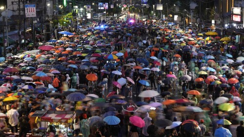 Partidarios de Movimiento Adelante caminan en círculo durante una protesta en Bangkok, Tailandia, el domingo 23 de julio de 2023. Los manifestantes protestan porque la constitución de Tailandia es antidemocrática, porque permitió que el parlamento impidiera que el ganador de las elecciones generales de mayo, el partido Movimiento Adelante, nombrara a su líder como nuevo primer ministro, a pesar de que formó una coalición de ocho partes que obtuvo una clara mayoría de diputados en la cámara baja.  (Foto AP/Sakchai Lalit)