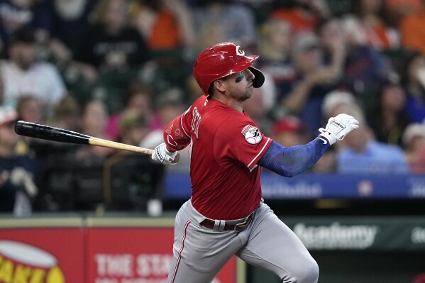 Reds push win streak to 7 with 10-3 win over Astros