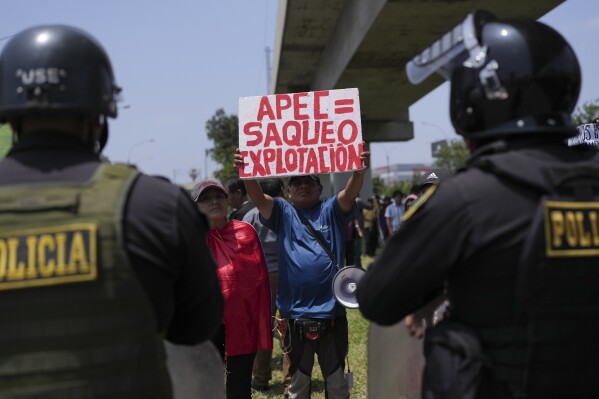 Protestas contra gobierno de Perú ante la llegada de presidentes de China y EEUU para el foro APEC | AP News