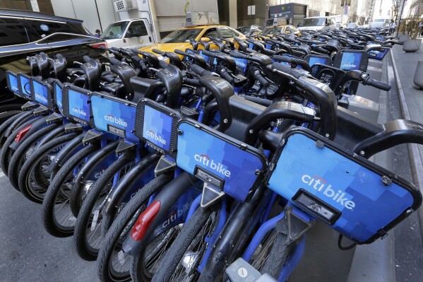 Bestand - Een verzameling van 208 Citibikes staat geparkeerd naast het 666 Fifth Avenue-gebouw in New York City.  Aan het begin van 2024, ook wel bekend als het seizoen van de goede voornemens, zijn er veel kleine, gemakkelijk haalbare manieren om een ​​klimaatvriendelijker leven te leiden.  (AP Foto/Richard Drew, bestand)