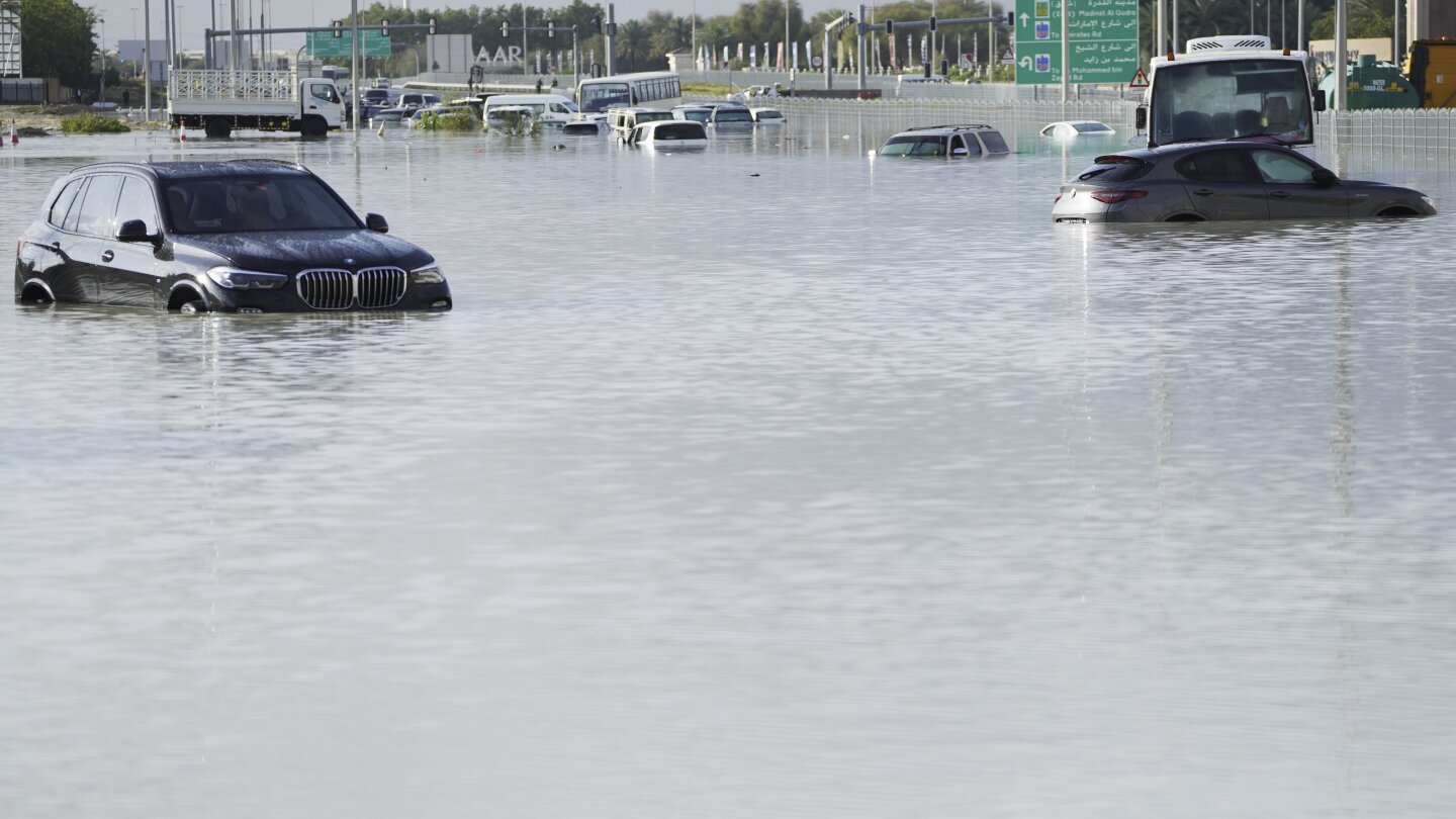 Буря изсипа най-проливния дъжд, регистриран някога в пустинна нация на ОАЕ, наводни пътища и летището в Дубай