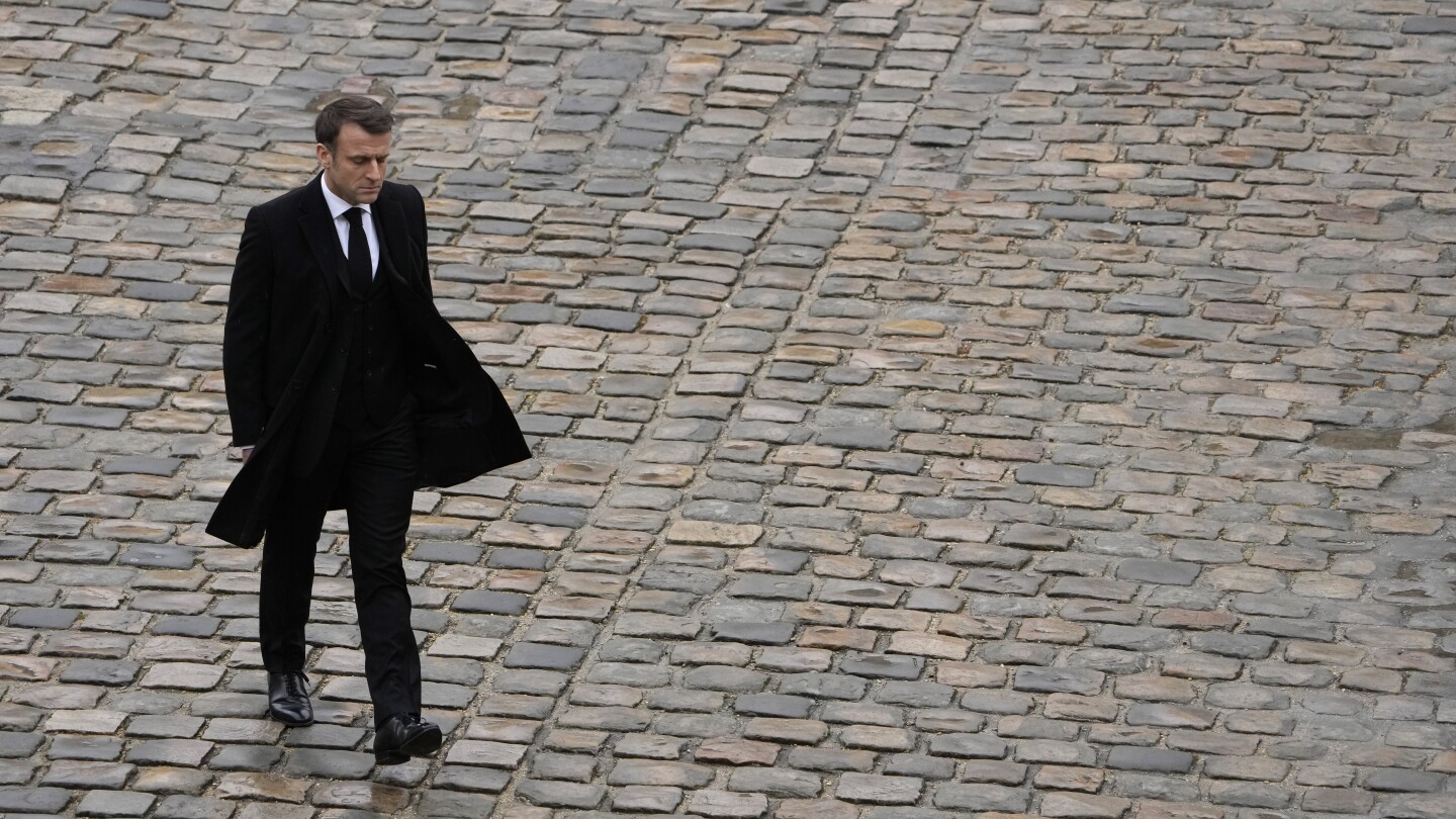 Comment Macron est-il passé d’un nouveau venu politique prospère à un leader faible ?