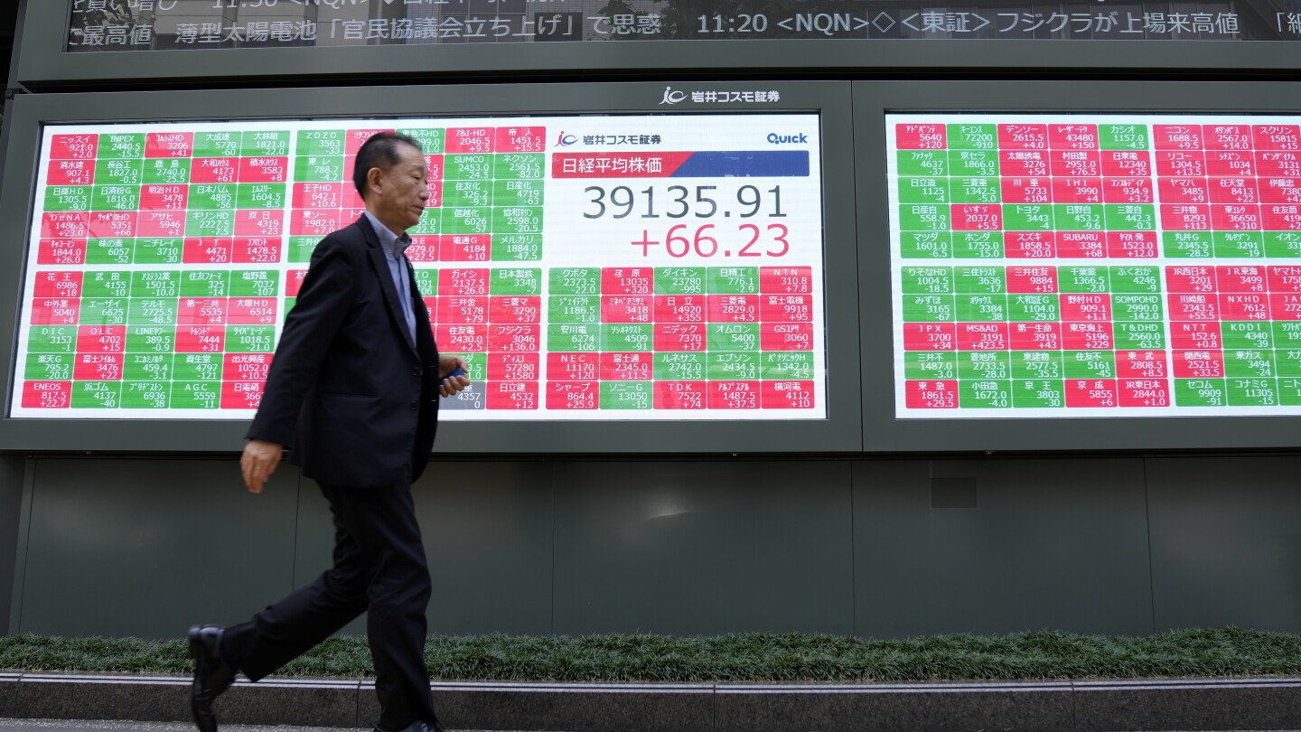 ТОКИО (AP) — Азиатските акции се понижиха във вторник, въпреки